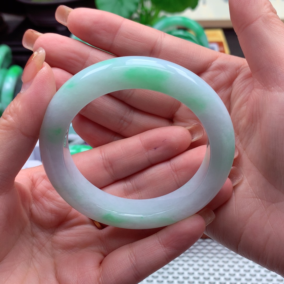 翡翠手镯未镶嵌翡翠