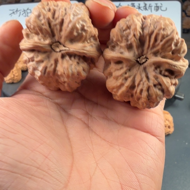 自***渡文玩核桃吊坠蛤蟆的眼睛是真的好看