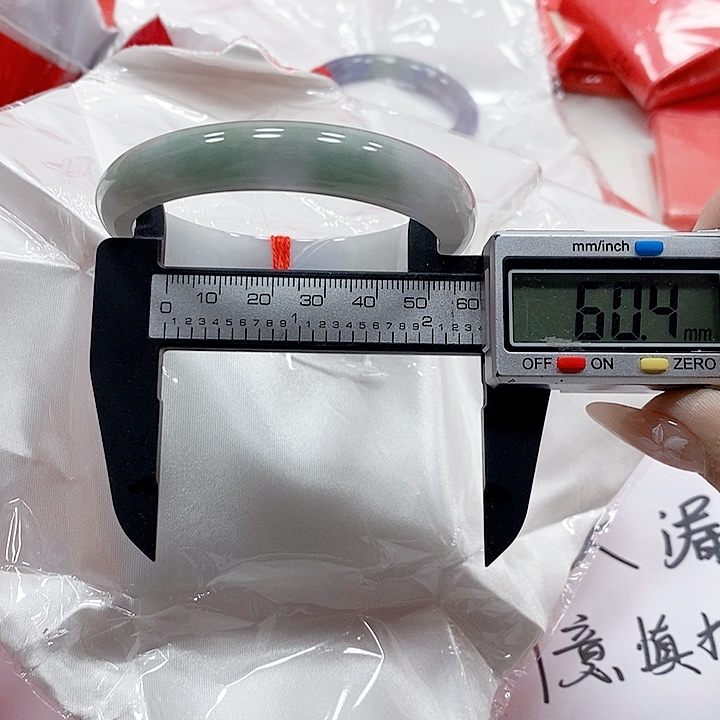 翡翠手镯未镶嵌210。    