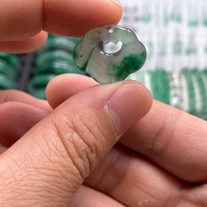 石英质玉颈饰未镶嵌如意锁