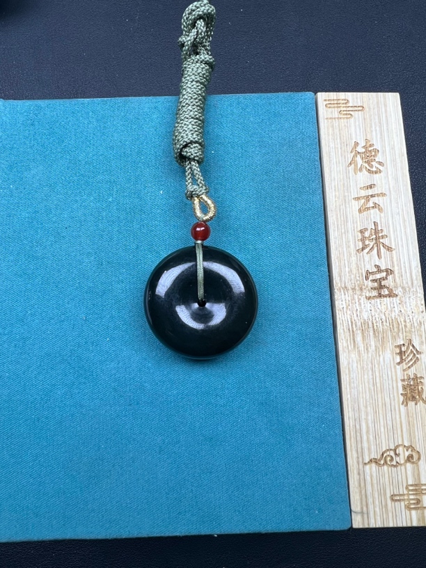 天然新疆和田玉黑油青平安扣
