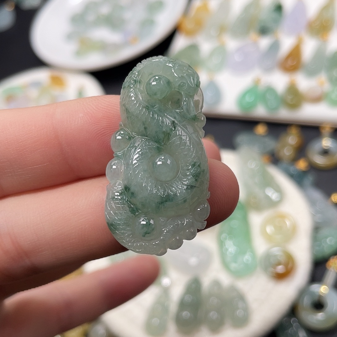 翡翠未镶嵌颈饰蛇牌