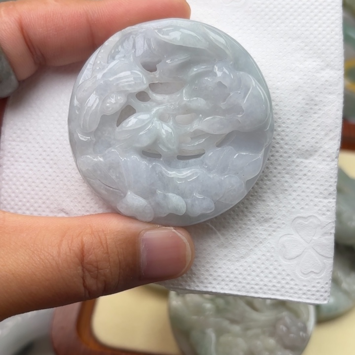 翡翠未镶嵌颈饰荷花