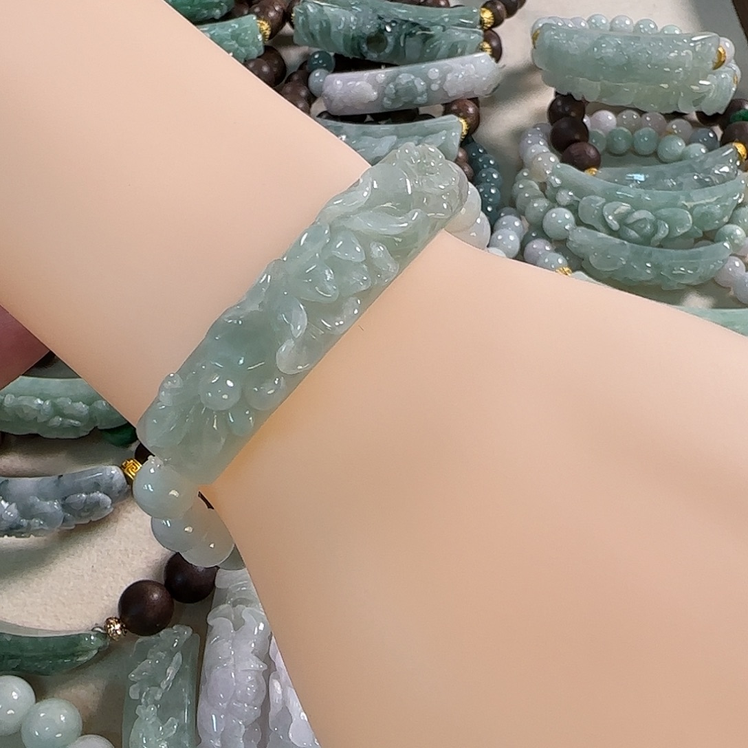 翡翠未镶嵌颈饰手牌