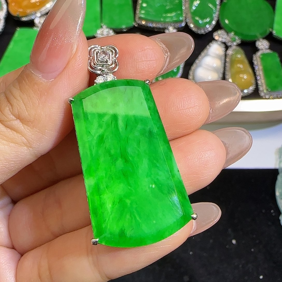 翡翠颈饰18K金镶嵌。