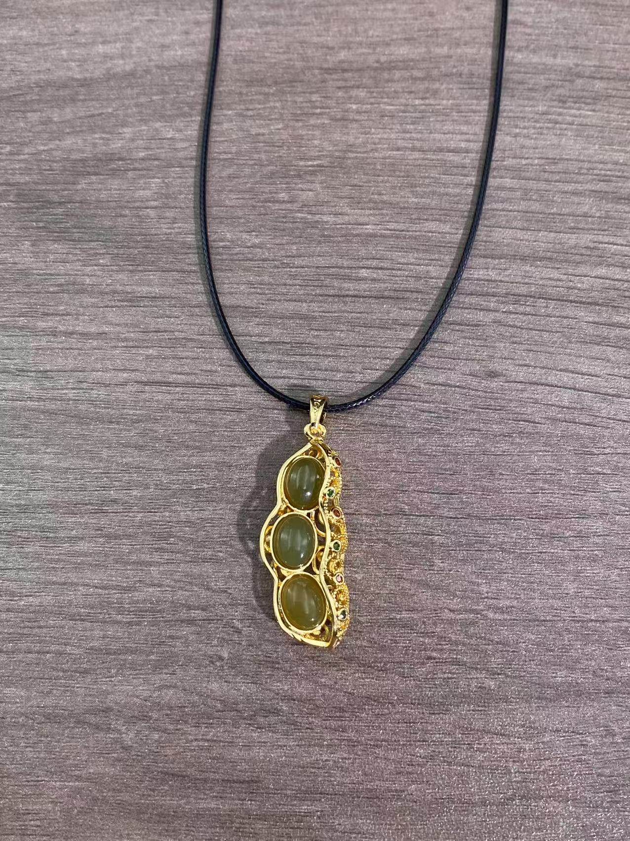 天然和田玉镶嵌四季豆吊坠82