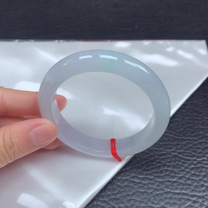 翡翠手镯未镶嵌。