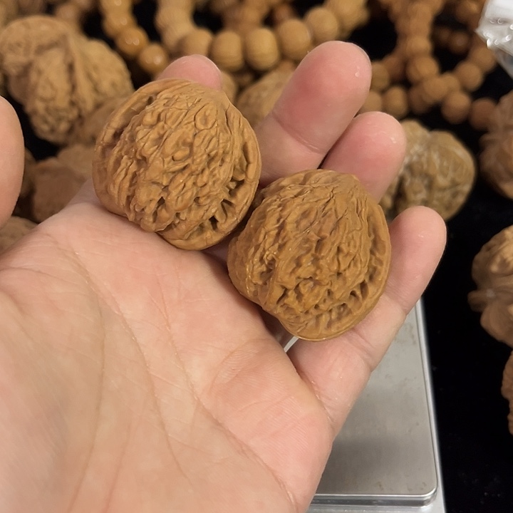 文玩核桃把件37左右微微瑕虎头，编号026