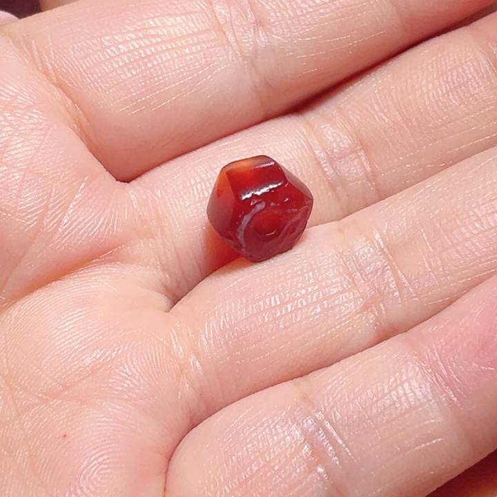 玛瑙/玉髓玛瑙。     珠子未镶嵌