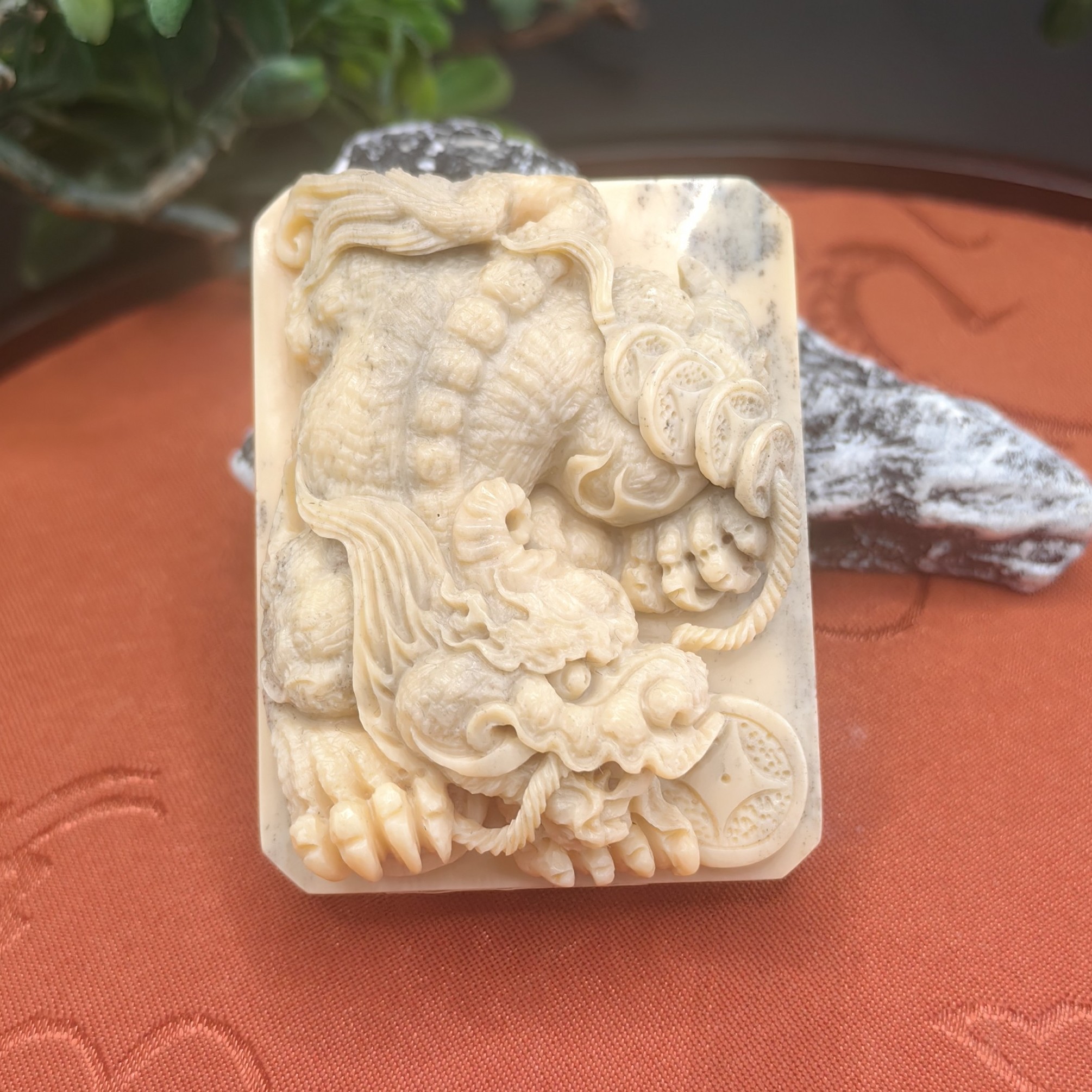天然猛犸牙水墨沁色冰料貔貅牌手工精雕