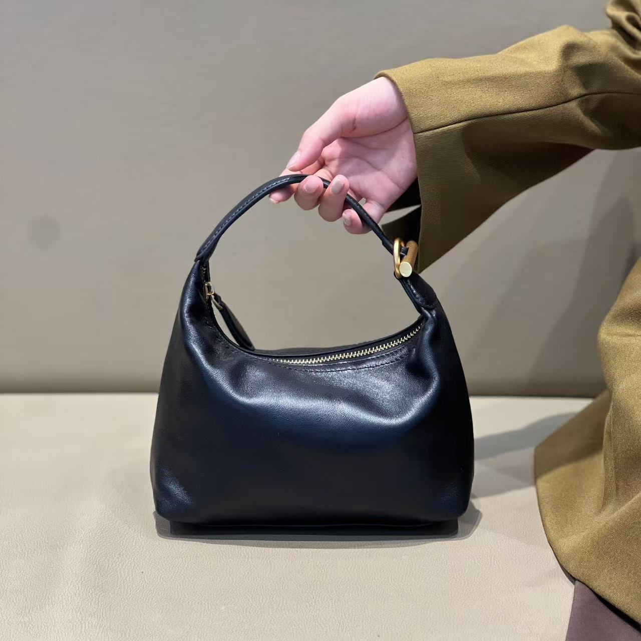 时尚百搭通勤轻奢简约头层羊皮手提饭盒包饺子包斜挎女包