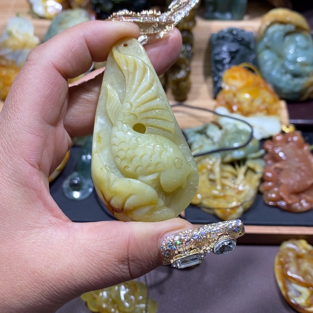 蛇纹石玉颈饰未镶嵌