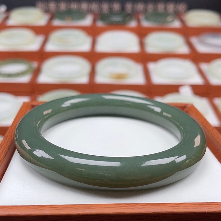 和田玉手镯（圆镯）未镶嵌新疆且末