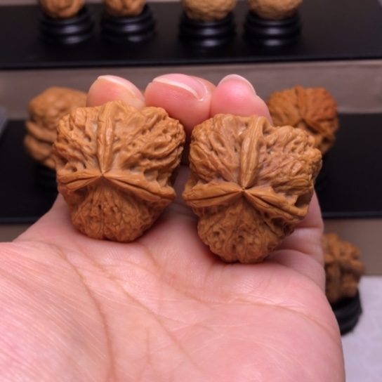 文玩核桃把件磐石三楞19