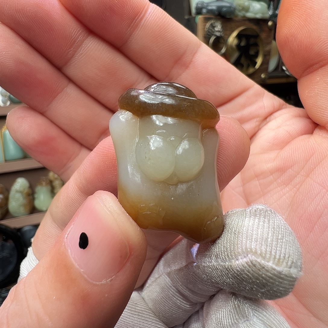 和田玉未镶嵌颈饰新疆且末老油糖天地俏色手工雕刻元宝猫