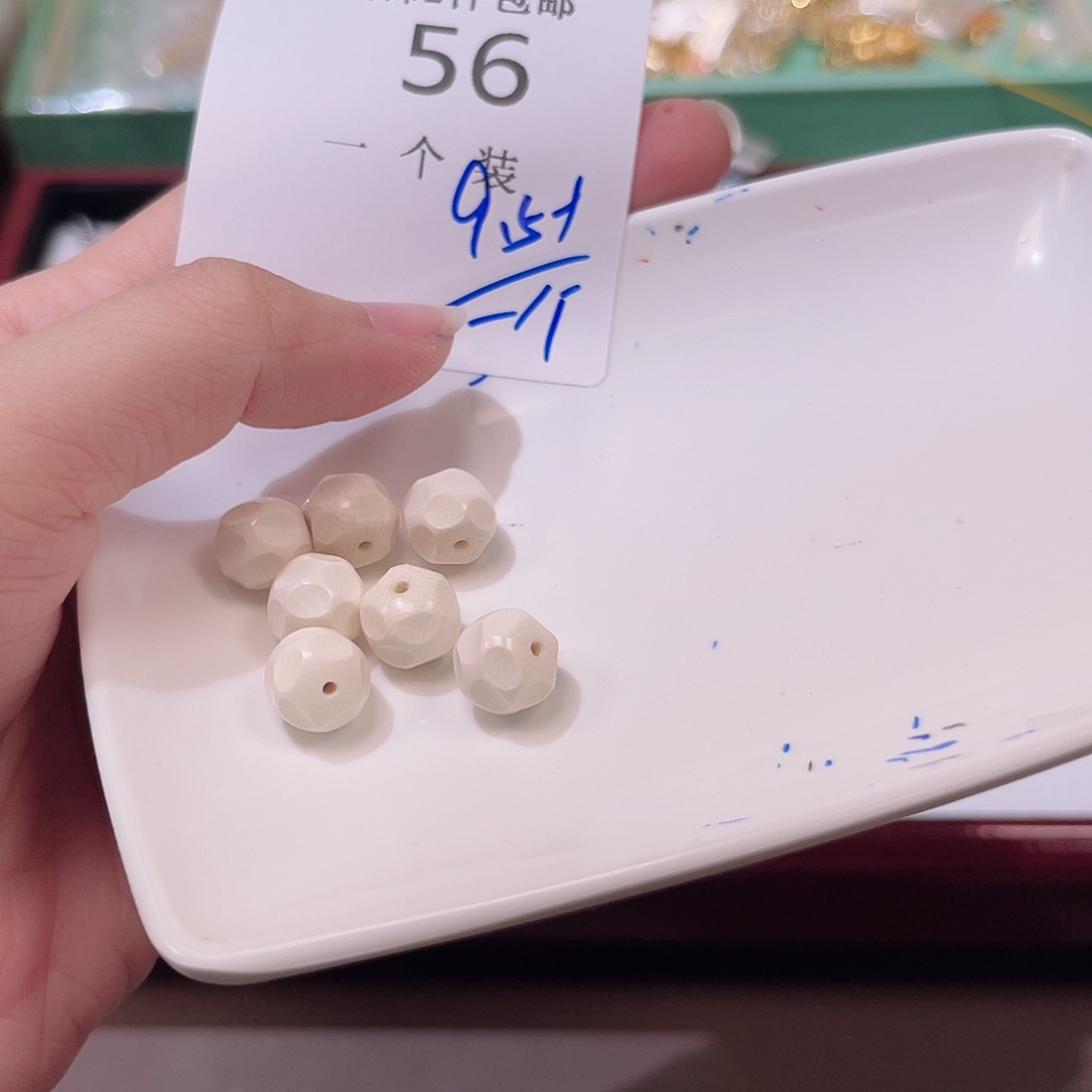 未镶嵌珠宝半成品水晶56 。         