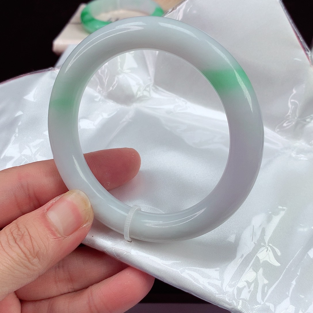 翡翠手镯未镶嵌翡翠