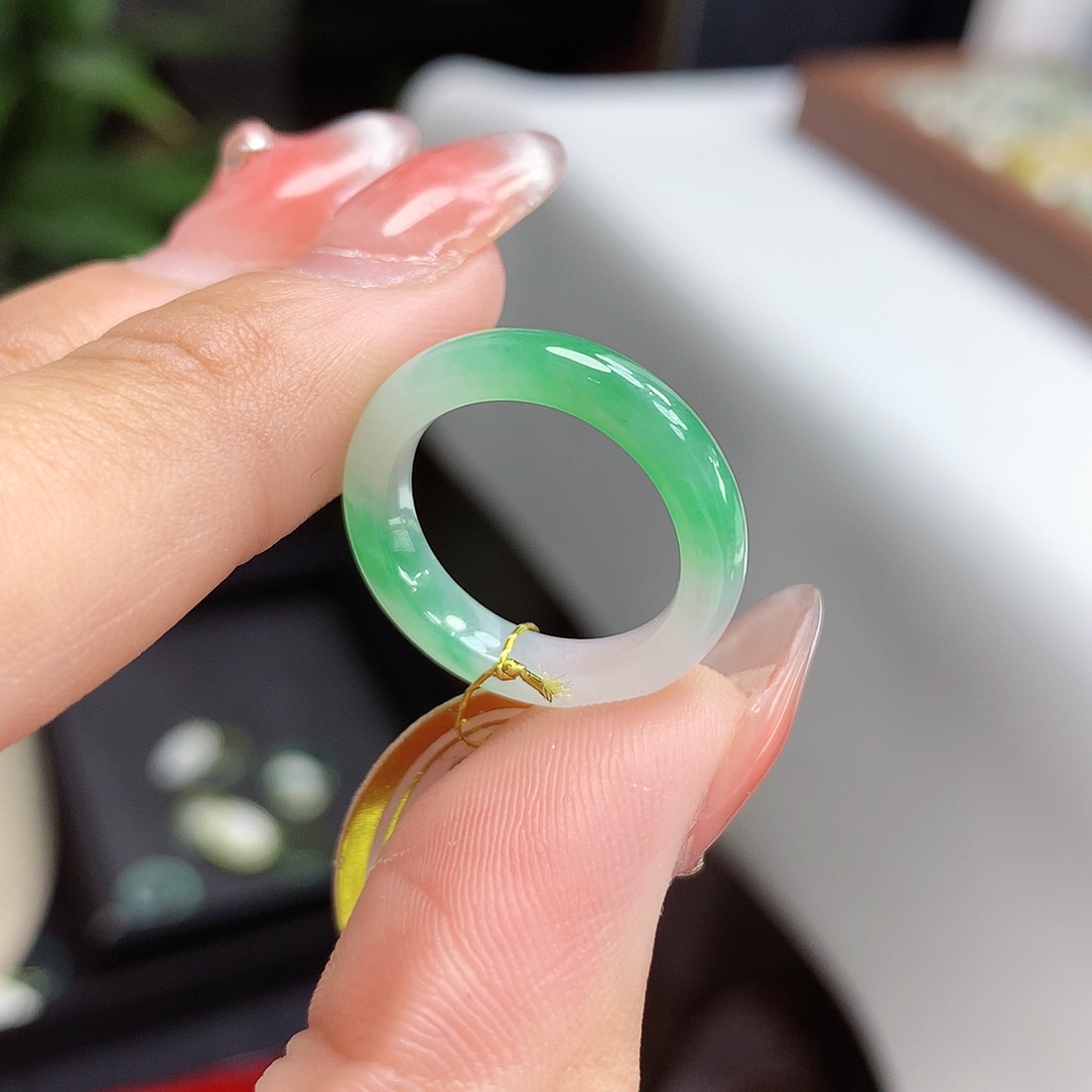 翡翠戒指未镶嵌小**?11号