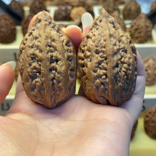 把件桃核豆粒纹金梭子