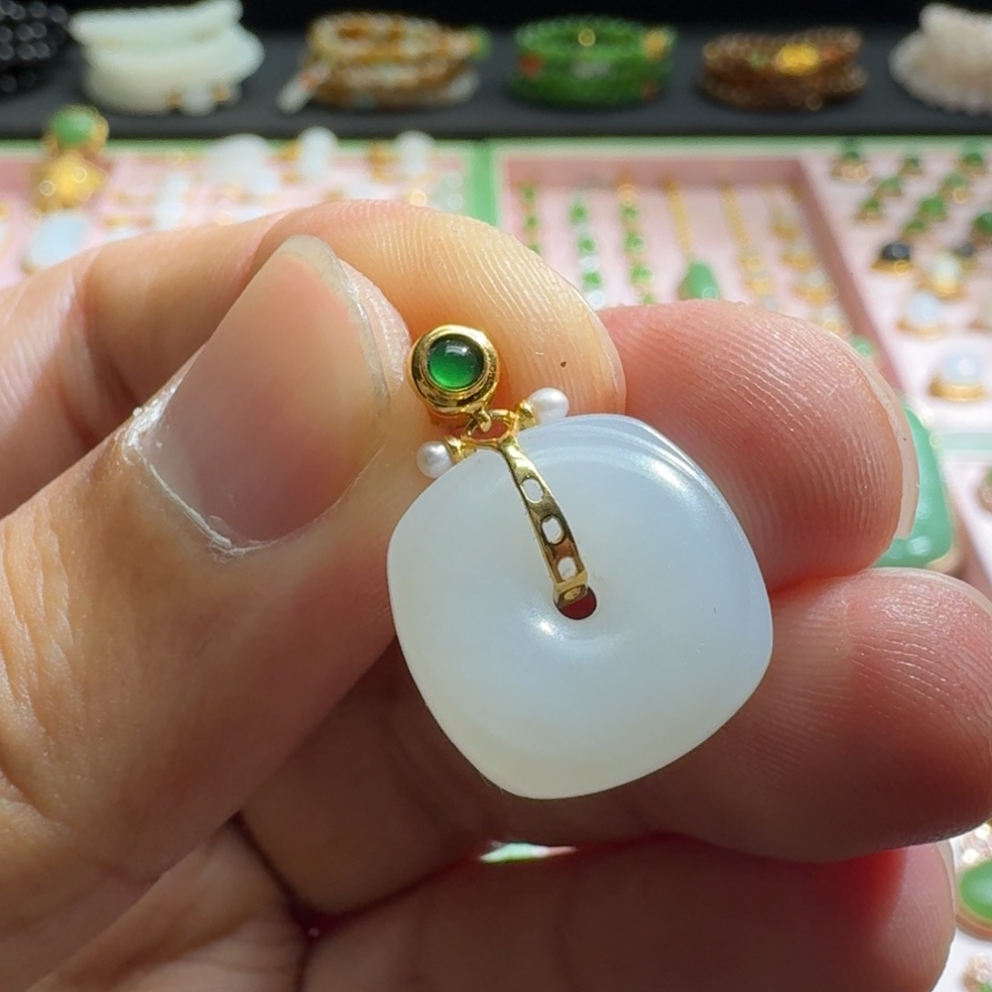 和田玉吊坠18K金镶嵌白玉方扣