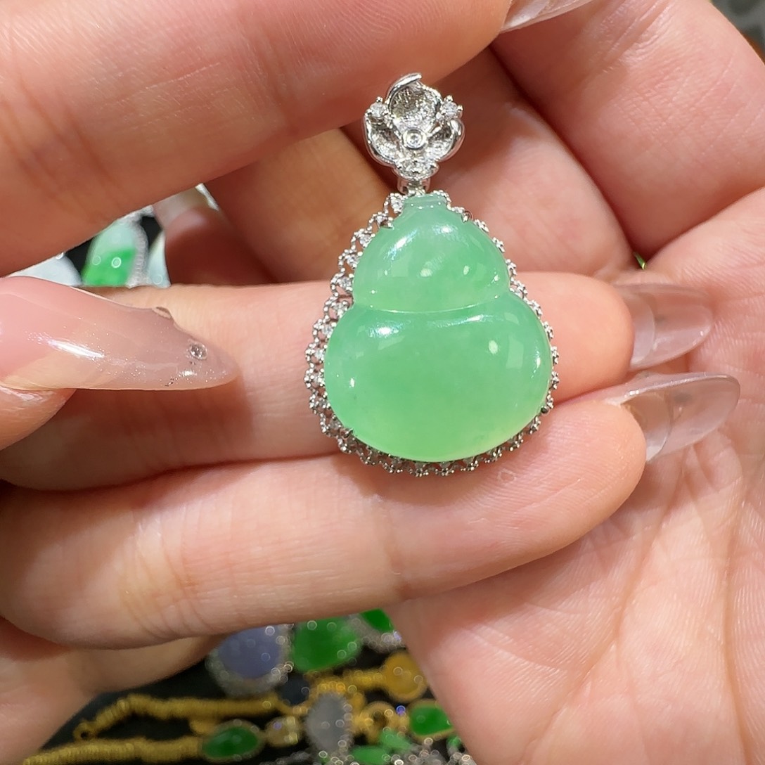 【闪购商品】颈饰18K金镶嵌翡翠