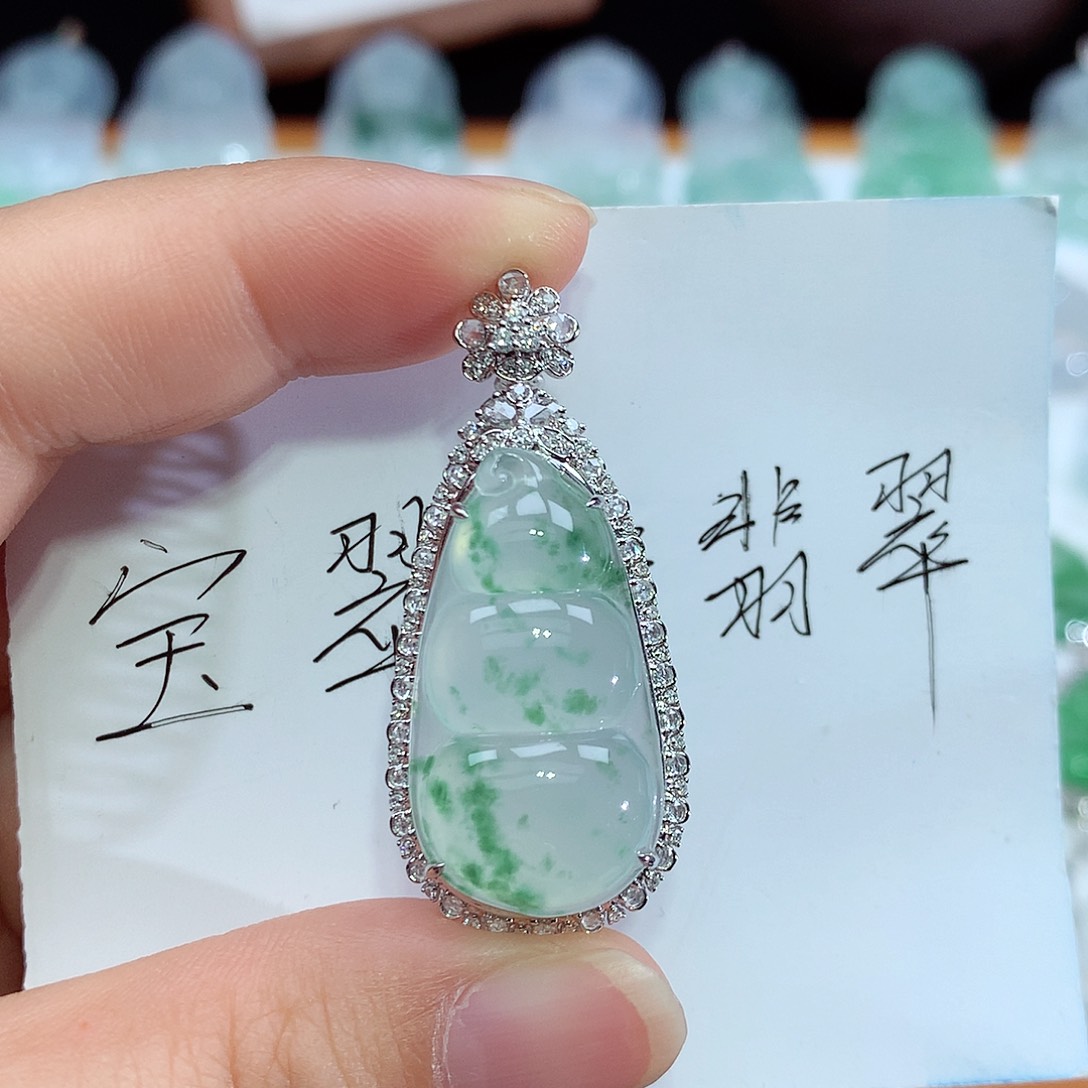 翡翠18K金镶嵌颈饰记**活豆