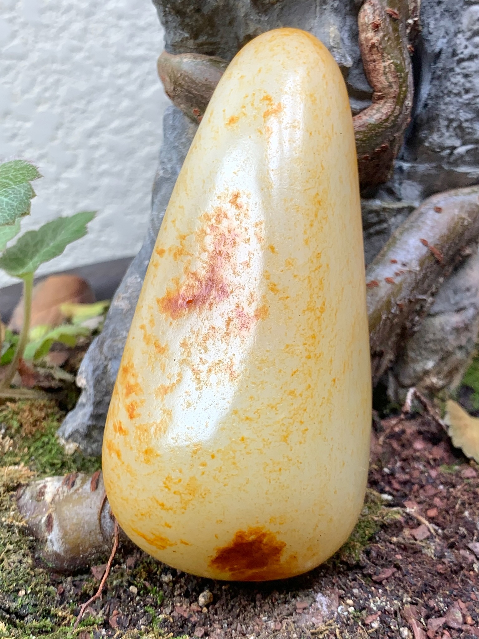 和田玉洒红皮大手把件，145克，89*42*28，货号02122，8358021