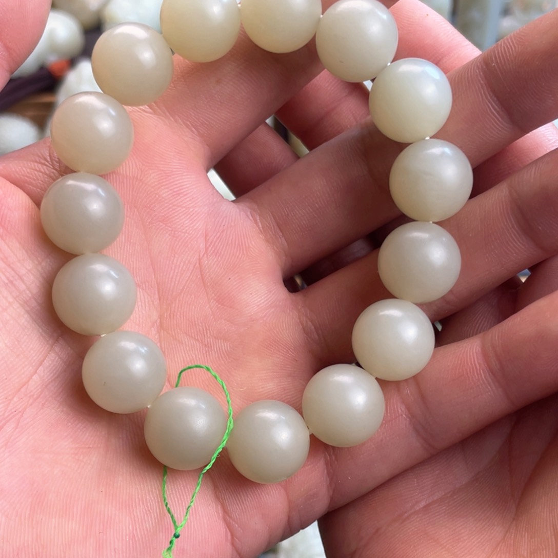 和田玉颈饰未镶嵌豆*