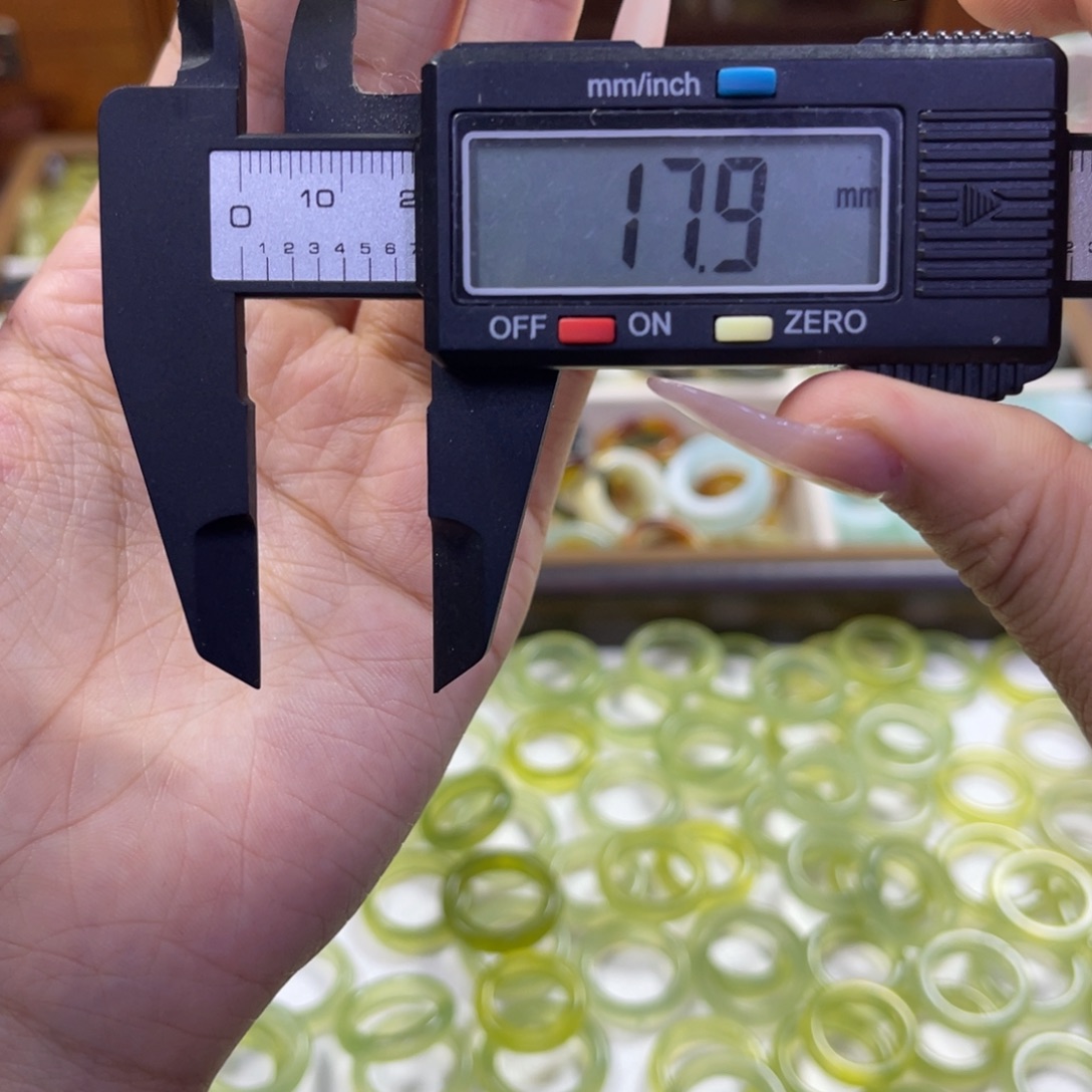 蛇纹石玉未镶嵌手镯82