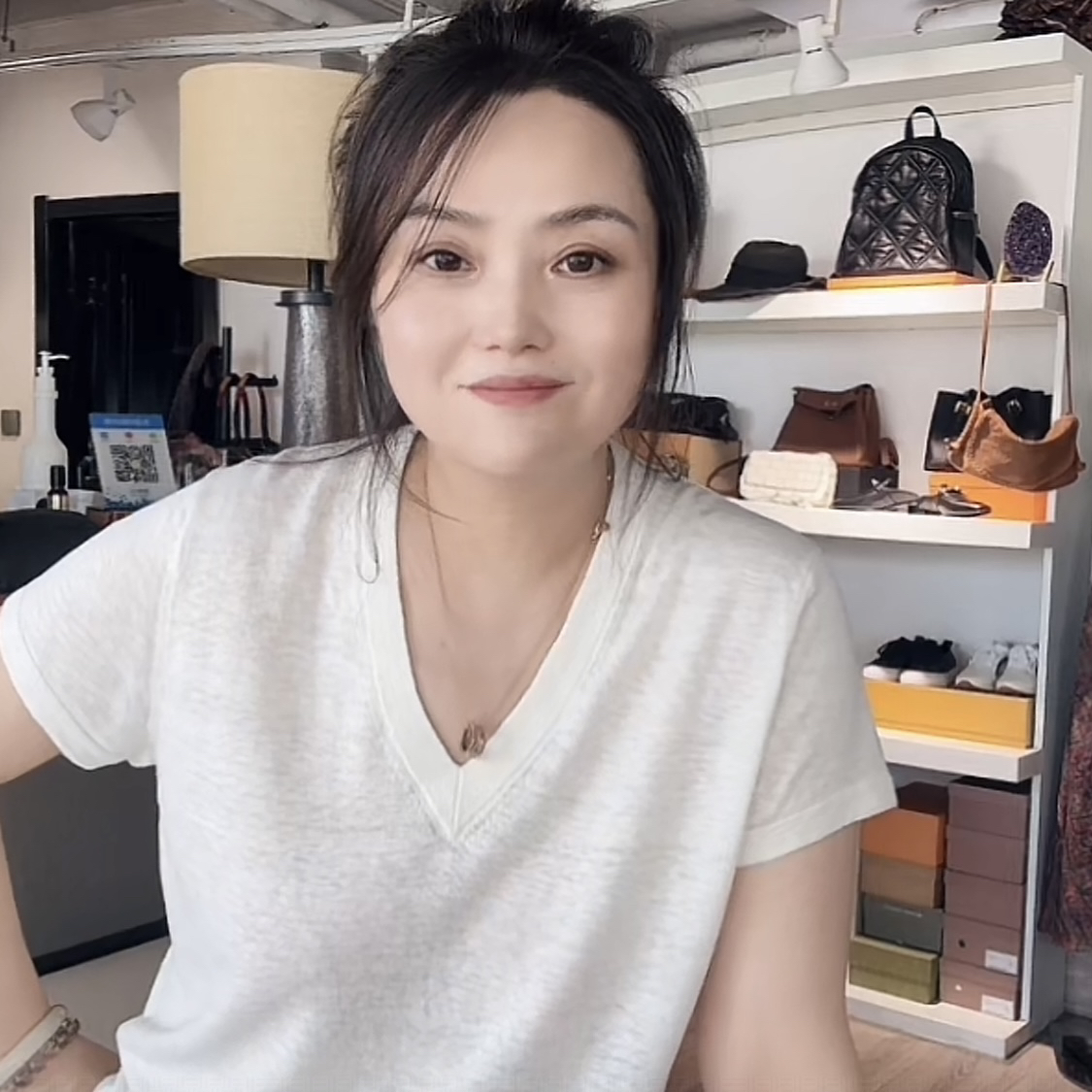 娜迪亚V领极简风防晒朋克风短袖纯色T恤半袖