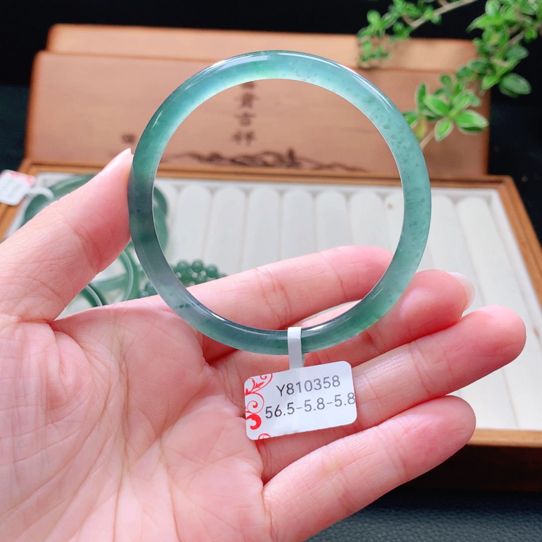 未镶嵌手镯（圆镯）翡翠