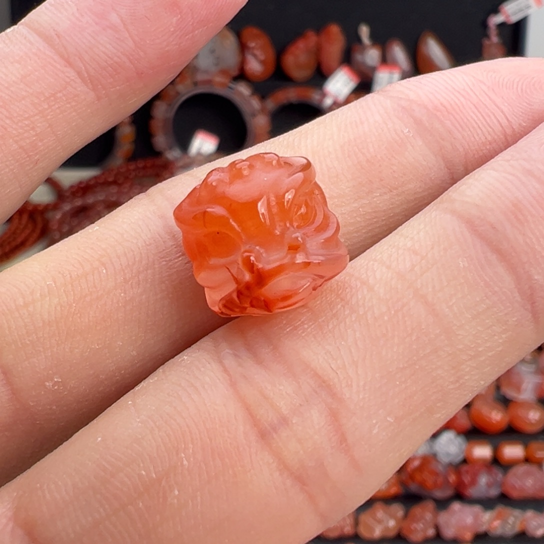 南红玛瑙未镶嵌颈饰醒狮头