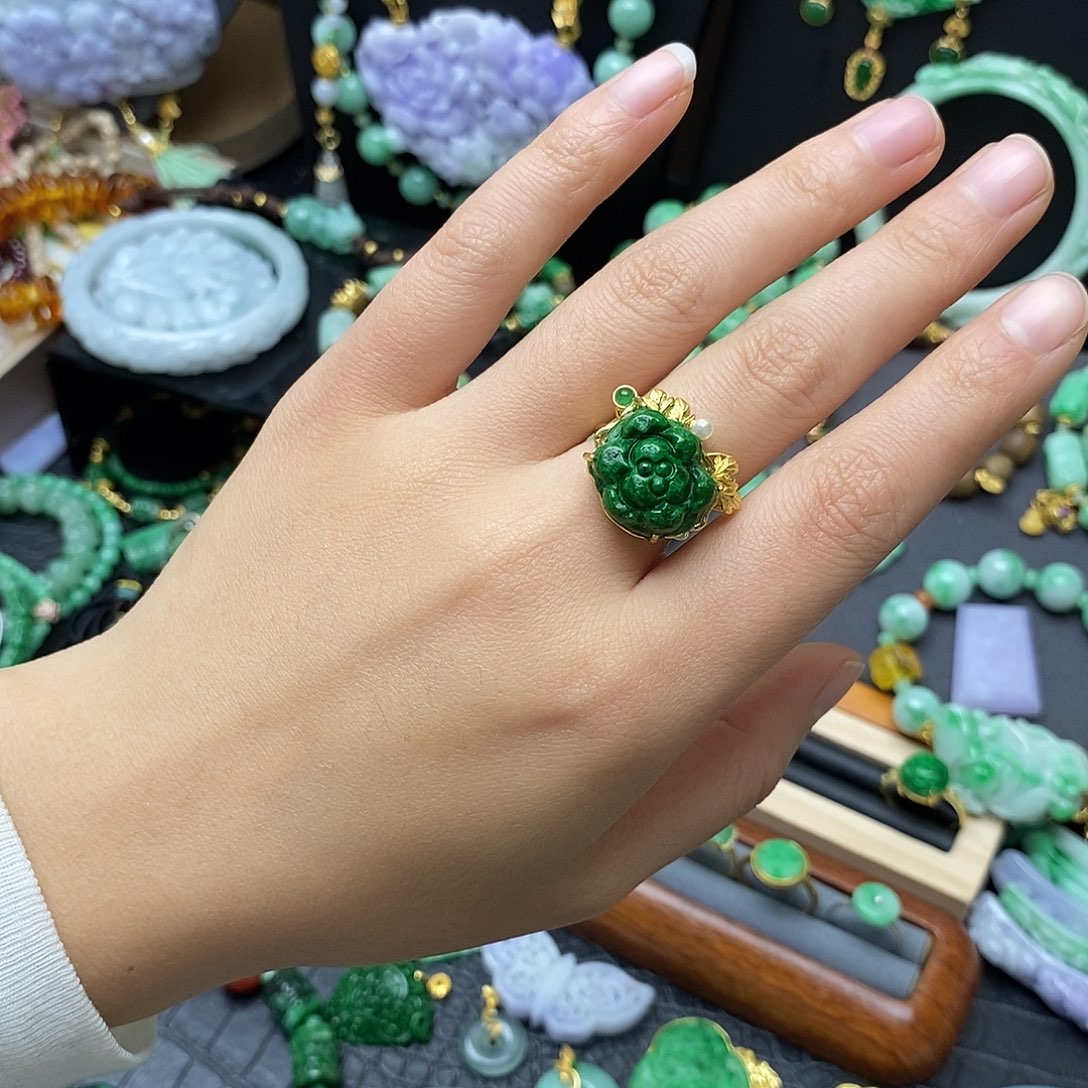 翡翠未镶嵌颈饰辣绿