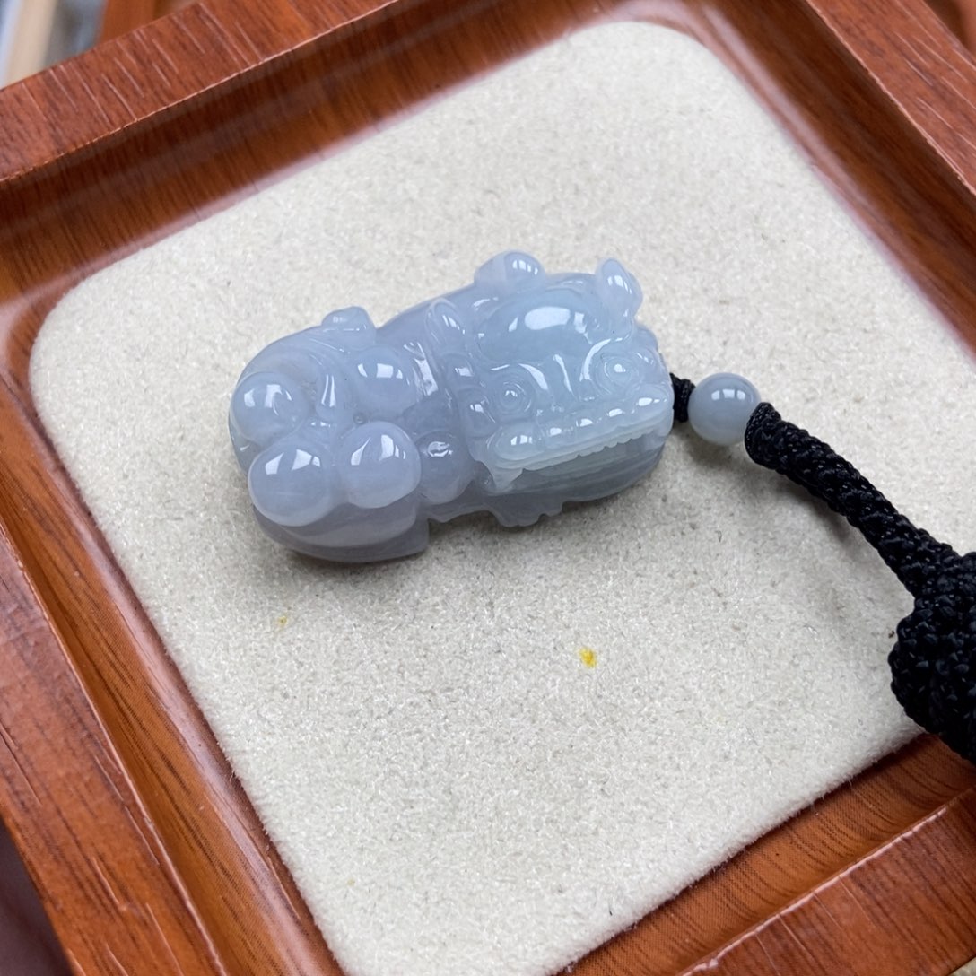 翡翠未镶嵌颈饰霸王
