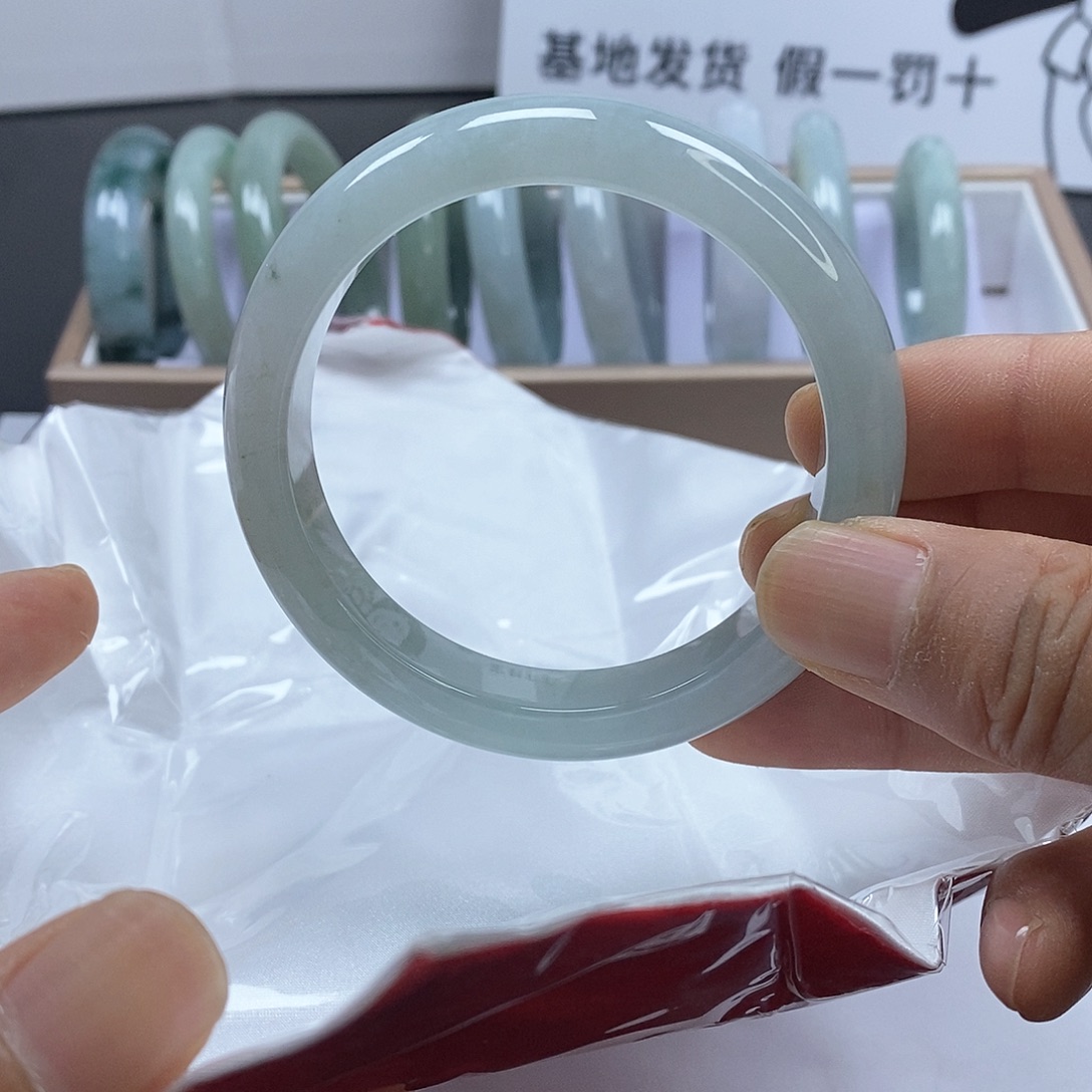 翡翠手镯未镶嵌翡翠手镯