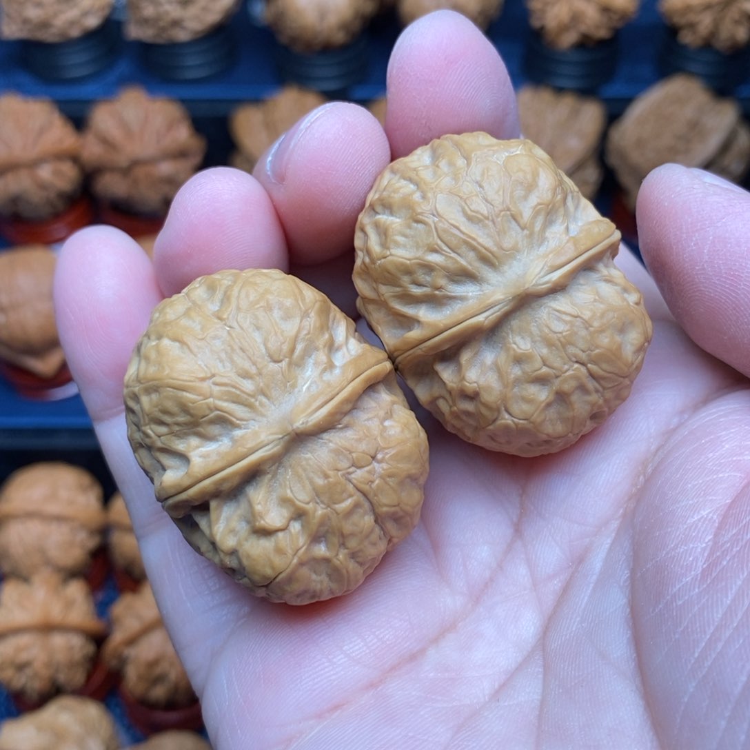 文玩核桃把件手捻元宝