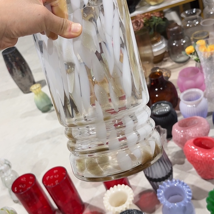 高度28厘米琉璃花瓶