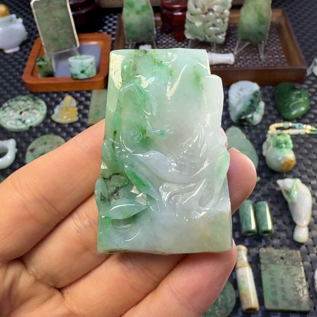 翡翠颈饰未镶嵌翡翠颈饰未镶嵌..