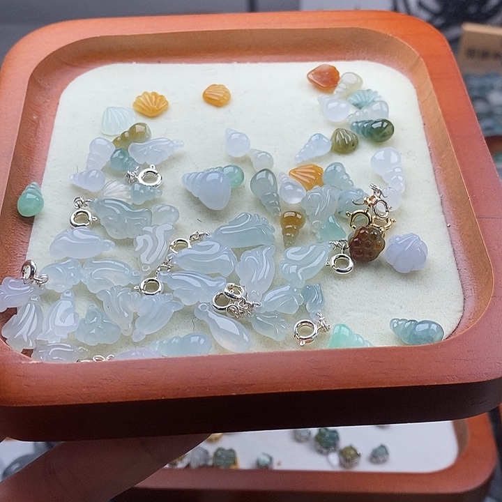 翡翠颈饰未镶嵌小提溜1个