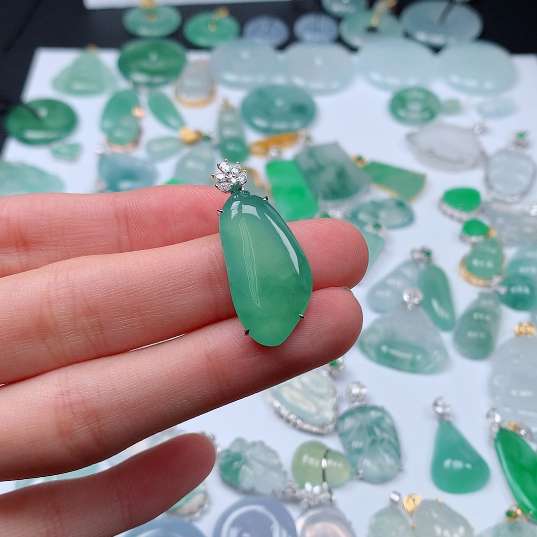 翡翠颈饰18K金镶嵌j**e天然翡翠