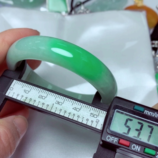 翡翠手镯未镶嵌手镯