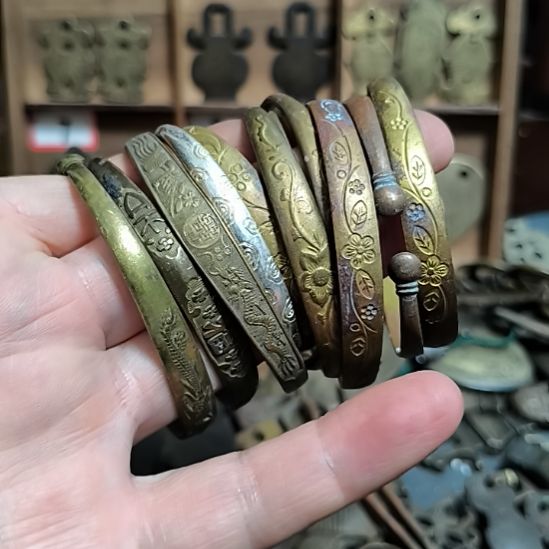 瓷***白硅胶手镯12个，品相如图