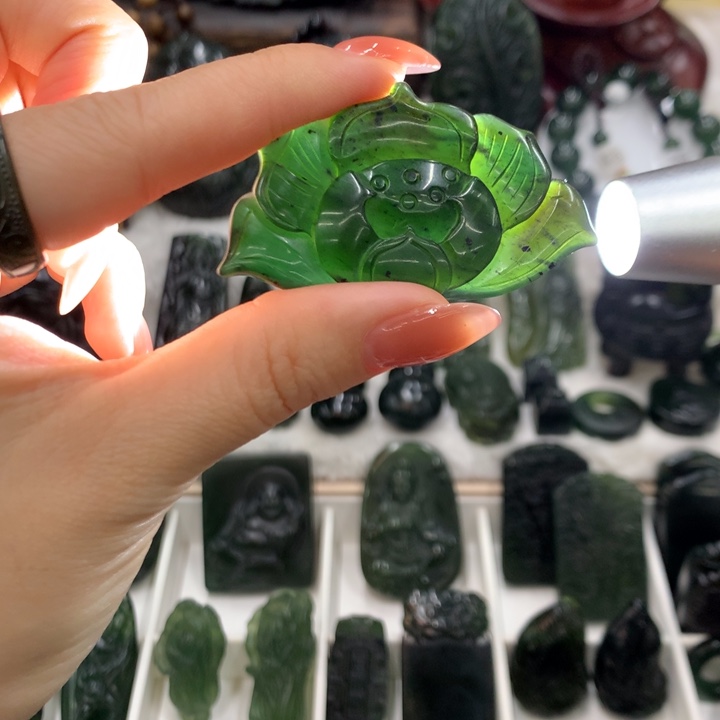 八***蟹蛇纹石玉未镶嵌颈饰