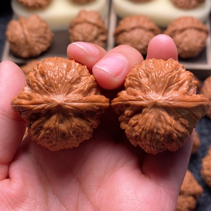 文玩核桃把件品****8野生红皮正磨37