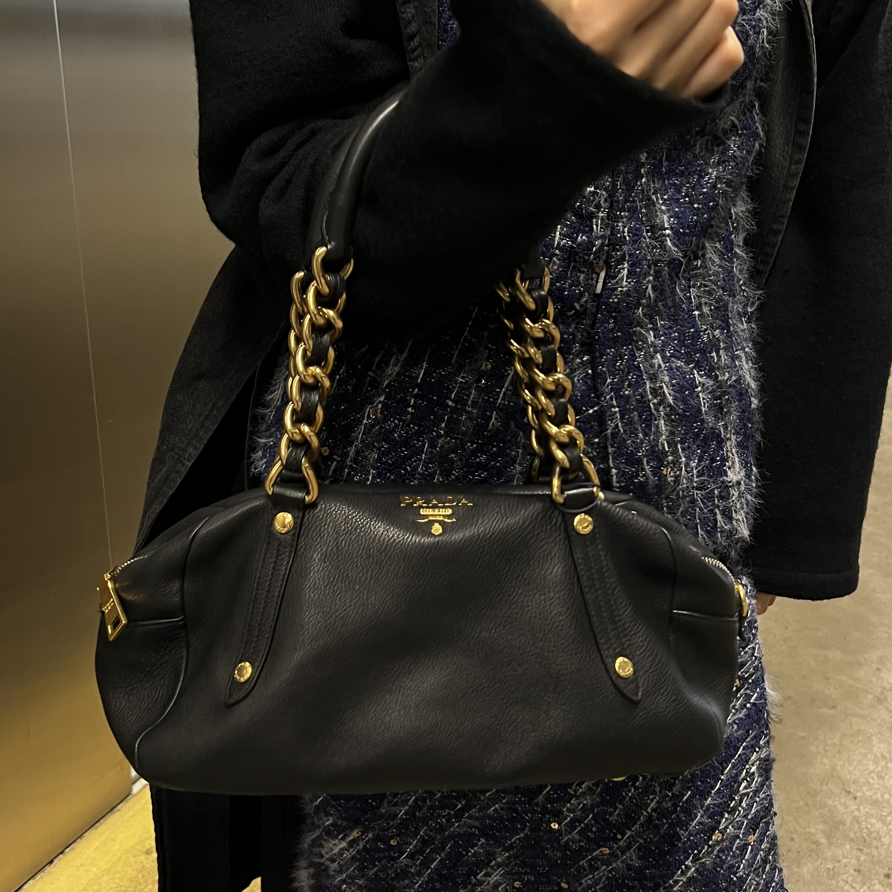 95新 Prada/普拉达 黑金饺子单肩手提包A1362