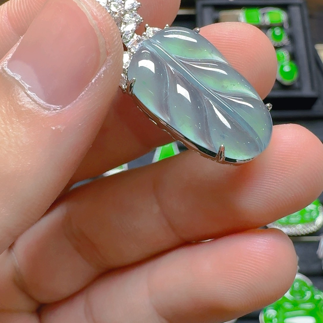 翡翠吊坠(赠链)未镶嵌