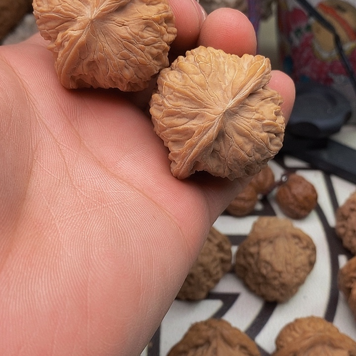 桃核把件袁****_磨盘狮子头