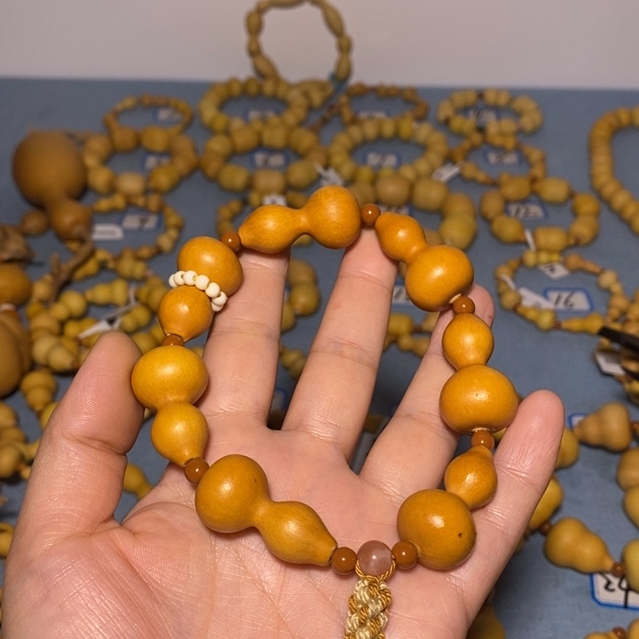 珊****兔老皮手持葫芦一串