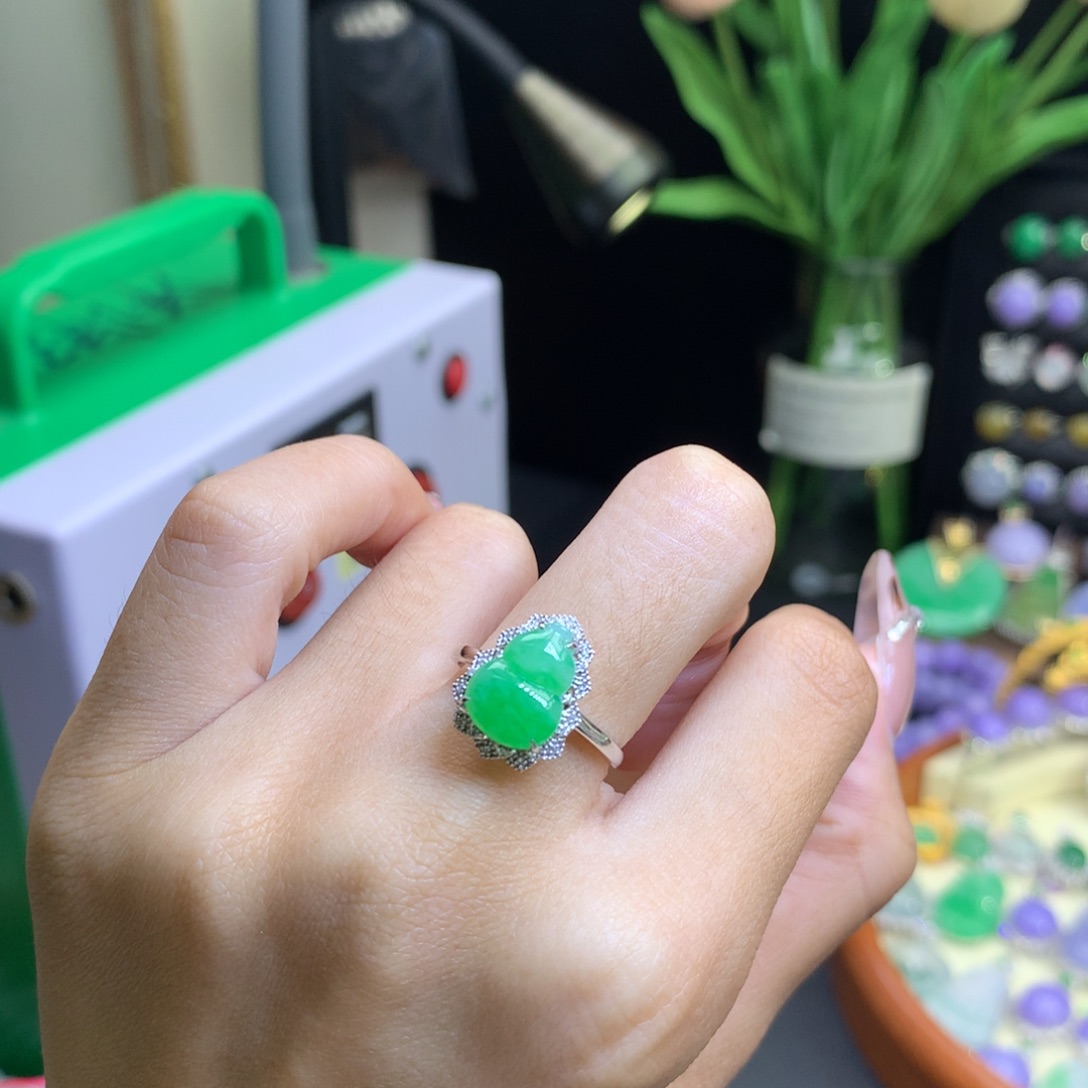 翡翠18K金镶嵌颈饰