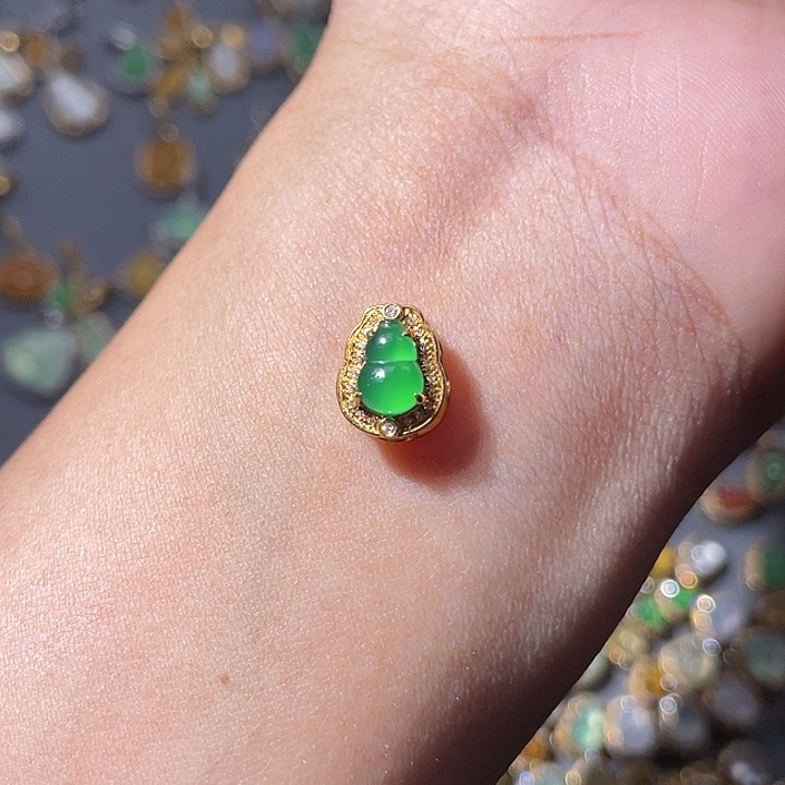 吊坠(不含链)18K金镶嵌翡翠朵**臭